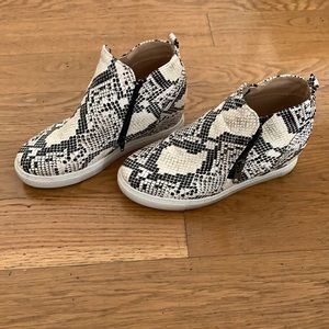 Heeled snakeskin sneaker. Size 8